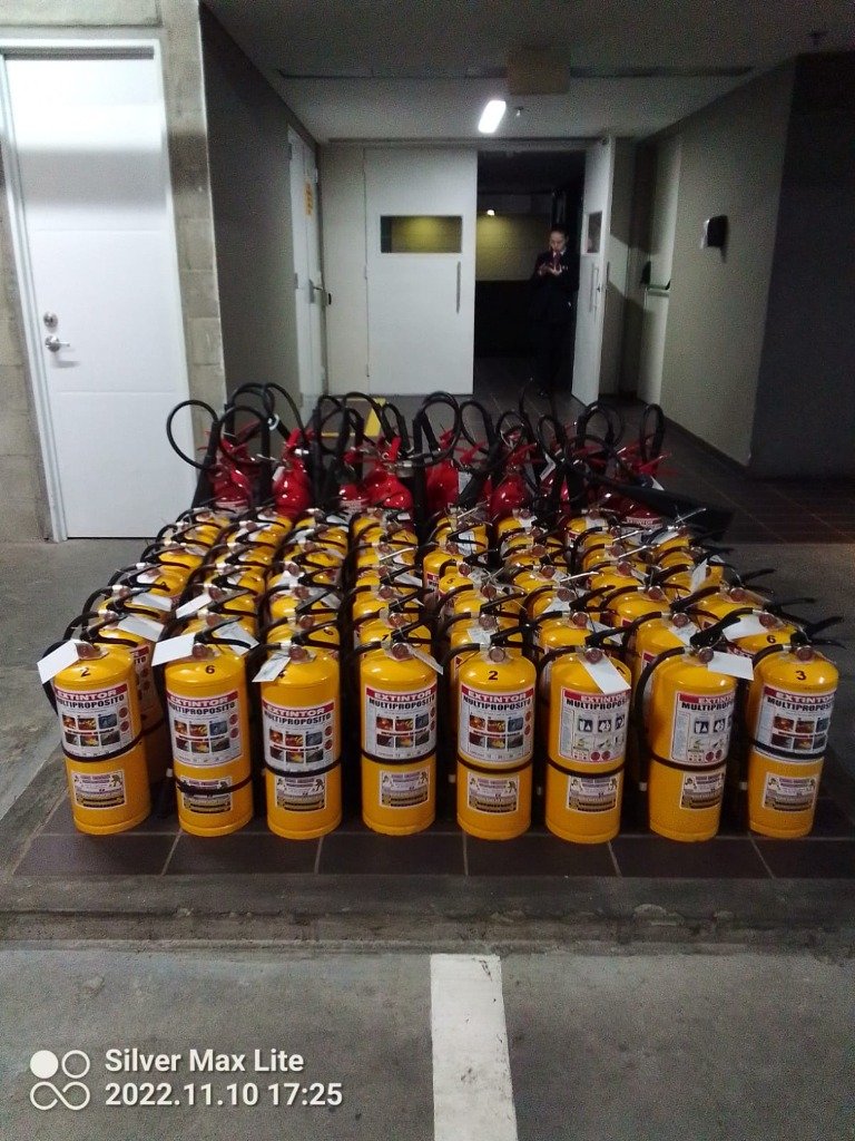Entrega de extintores recargados listos en oficinas en Caldas